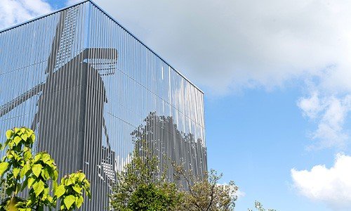 André Pielage, artwork, REVU, Zandbrinkermolen, spiegelende puzzel op gebouw in Leusden