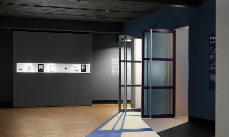 Decoraties voor tentoonstelling Popel Coumou in Fotomuseum Den Haag, uitgevoerd door Iwaarden op wanden en vloer van museum