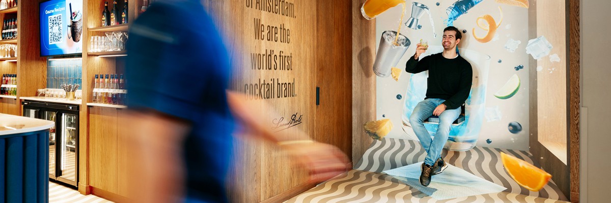 Interieur van Coare Architectuur kantoor in Utrecht, met op maat gemaakte wandbekleding en glasdecoratie."