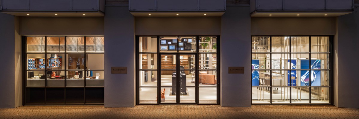 optiek, Sandmann, winkelinrichting, winkelstyling, gevelstyling, visual, verlichting, neon, hangbordjes, staal, raamsticker