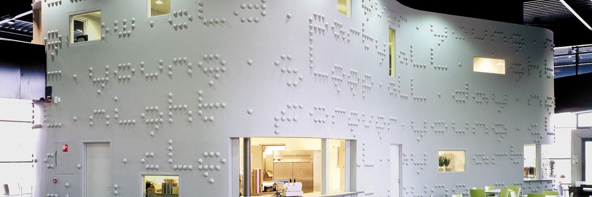 Typografisch kunstwerk Martijn Sandberg uitgevoerd in beton op gevel school