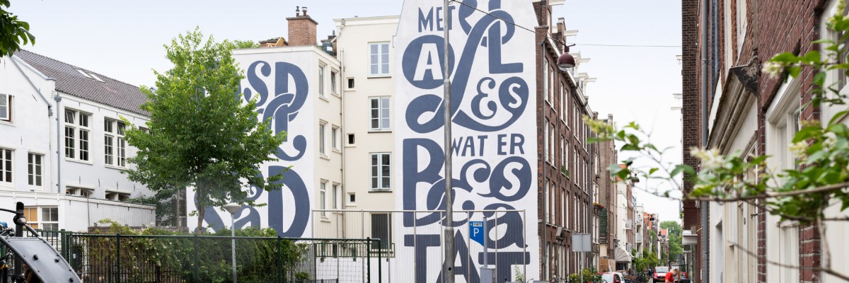 Kunstwerk Piet Parra voor school in Amsterdam, uitgevoerd door Iwaarden als muurschildering op een gevel aan het schoolplein