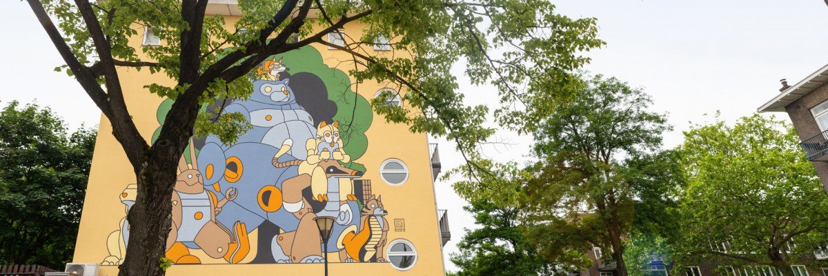 Muurschildering illustrator Stefan Glerum op gevel vrolijkt Bos en Lommer Amsterdam op met Reinaert de Vos