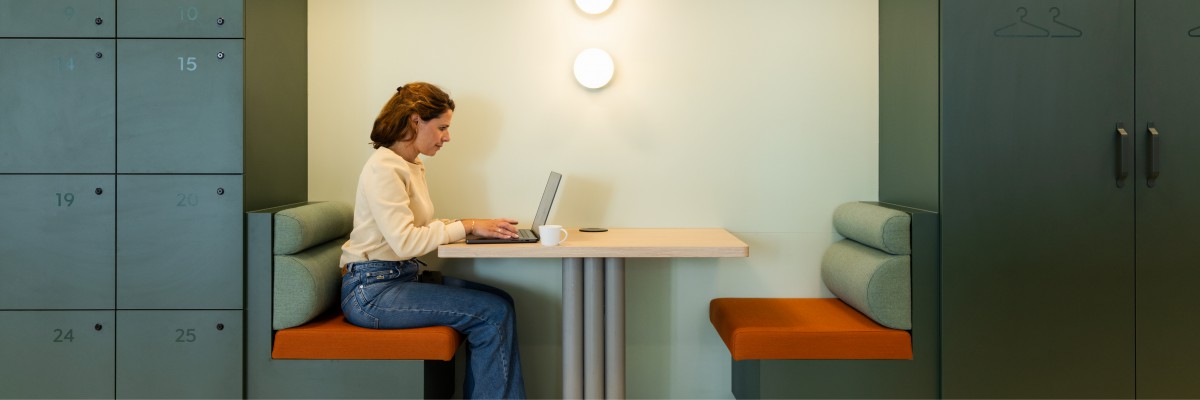 Moderne kantoorruimte met glaswanden bedekt met matte en geprinte glasfolie voor privacy en industriële uitstraling.