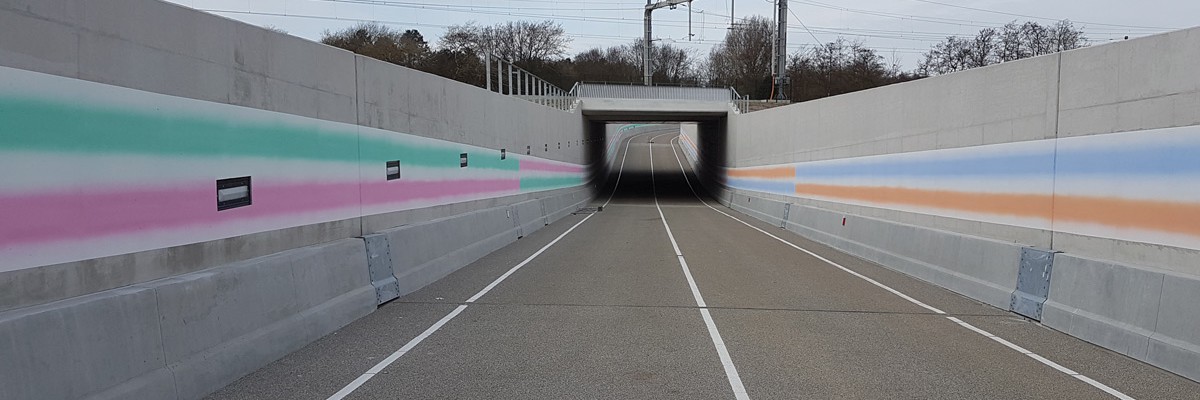 Artwork Roland Schimmel on walls rail underpass, carried out by Iwaarden as mural