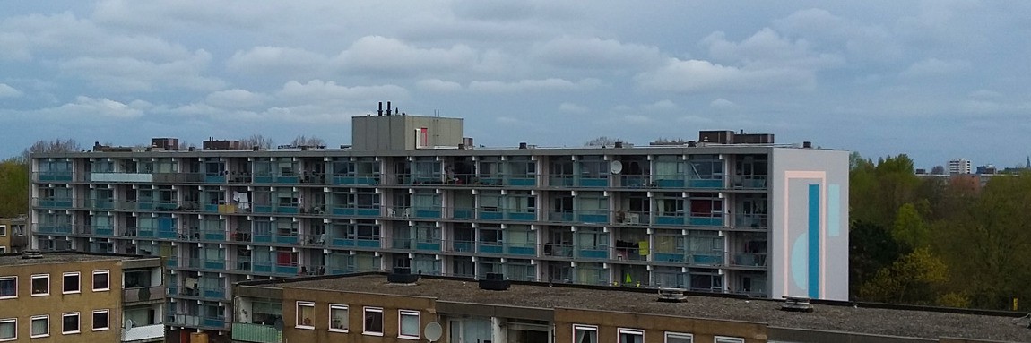 Kunstwerk Nicole Martens door Iwaarden uitgevoerd als muurschildering op kopgevels flatgebouwen Haarlem