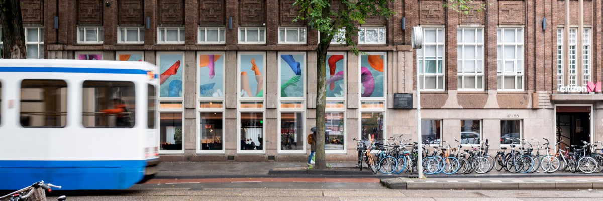 Kunst in CitizenM - Fotokunst Freudental Verhage op glas, kunstwerk Pinar & Viola op plafond en kunstprint Pablo Lucker op wanden.