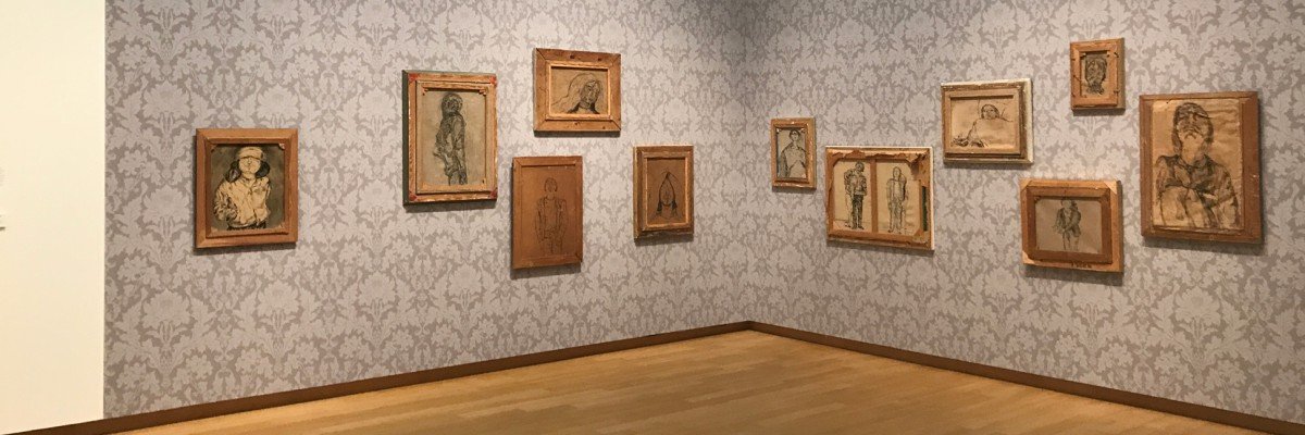 Decoraties van behang en groot formaat print op wanden en panelen tentoonstelling Walid Raad in Stedelijk Museum Amsterdam