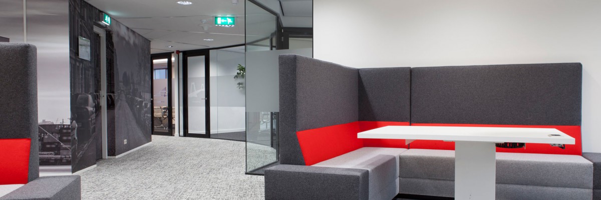 Sfeer in interieur kantoor met wandbekleding uitgevoerd als groot formaat print en glasdecoratie gesneden uit zandstraalfolie