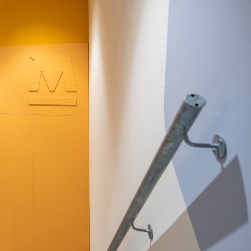 Interieur van Coare Architectuur kantoor in Utrecht, met op maat gemaakte wandbekleding en glasdecoratie."