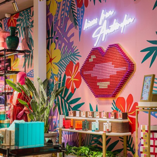 Wall in flagship store Rituals Amsterdam is a colourful selfie wall, carried out as mural by Iwaarden