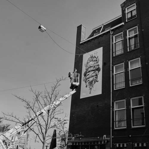 Schone kunst van Nouch, muurschildering die vervuilde stadslucht opeet. Geschilderd in luchtzuiverende Airlite verf en Air-ink inkt