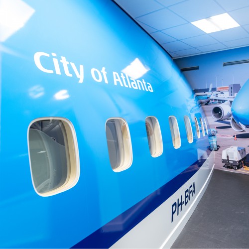 Fotowanden uitgevoerd in groot formaat print op wand en belettering van vliegtuig in huisstijl KLM voor MBO Landstede Zwolle