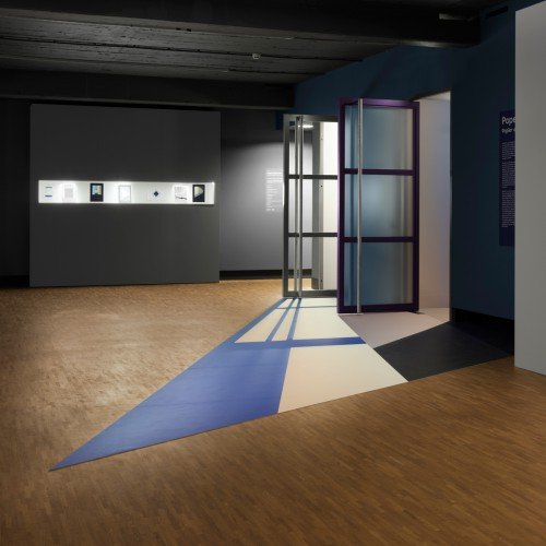 Decoraties voor tentoonstelling Popel Coumou in Fotomuseum Den Haag, uitgevoerd door Iwaarden op wanden en vloer van museum