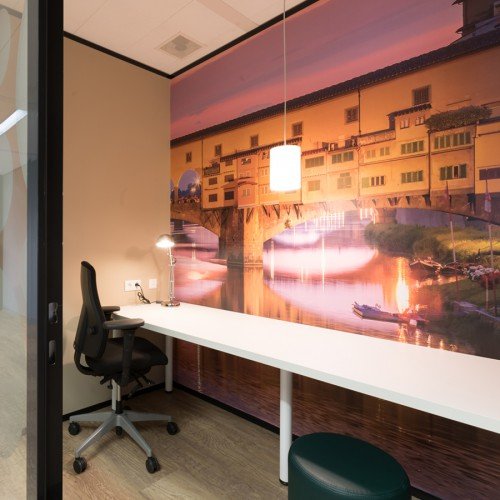 Window graphics  and wallcovering for an attractive office, with print to glass, seamless wallpaper and textile frame