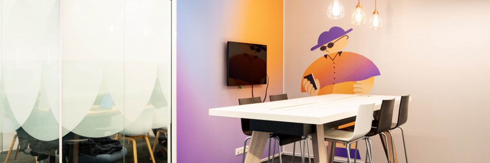 Office decoration through glass decoration and wall coverings